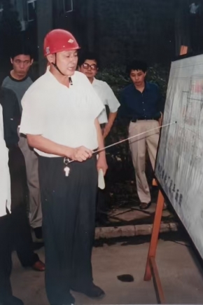 2000年8月16日，第十届全国人大常委会副委员长（时任国家经贸委主任）盛华仁（中）莅临公司视察。